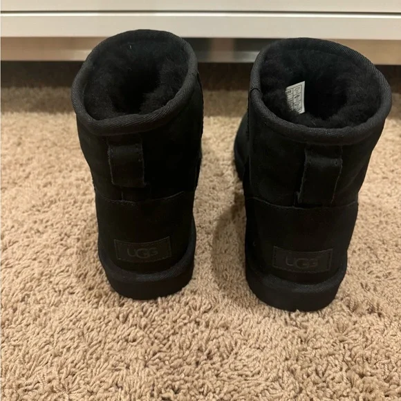 Authentic New Woman’s classic Mini Ugg Boot Size US 8 - Picture 8 of 8